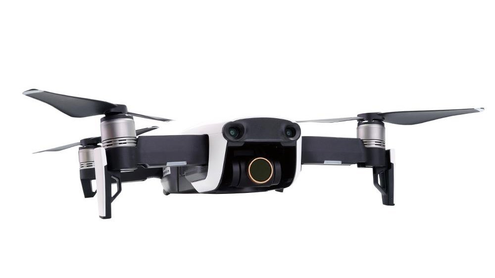 Dron DJI Mavic Air z zamontowanym filtrem