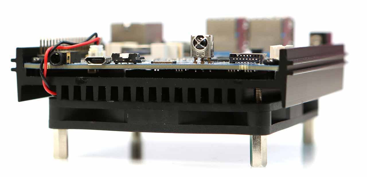 Minikomputer Odroid z zamontowanym wentylatorem