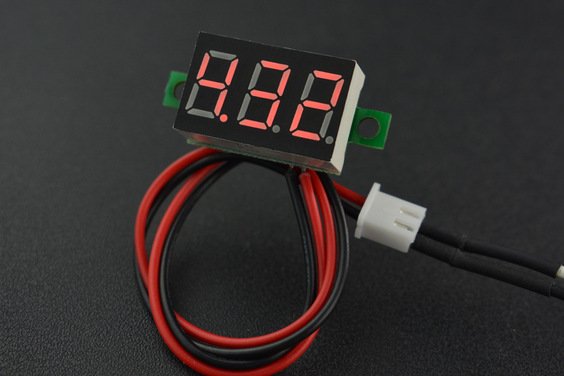 Wyświetlacz segmentowy prezentuje pomiar za pomocą czerwonych diod LED.