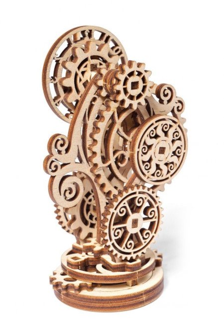 Zegar utrzymany w stylu stempunk i wykonany z naturalnych materiałów.