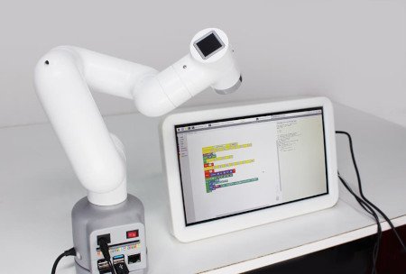Robot ramienny myCobot Pi jest programowany za pomocą edytora graficznego.
