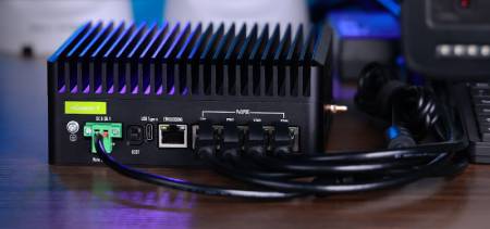 reComputer Industrial R2235-12 - Edge AI / IoT NVR with Raspberry Pi CM5 and Hailo-8 26 TOPS - 16 GB - Seeedstudio 100077451